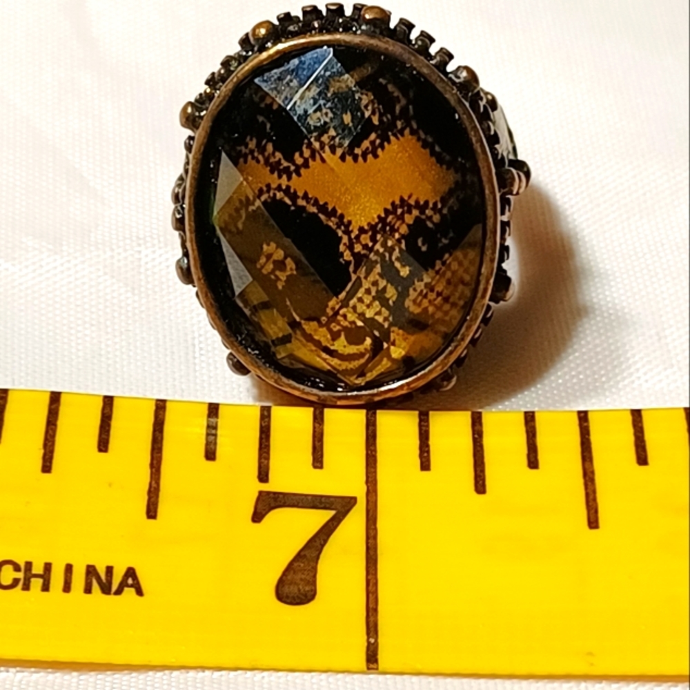 ANTIQUE LOOK GOLD TONE STATEMENT RING - Picture 6 of 6